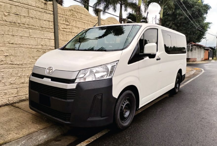 Toyota Hiace Techo Bajo 2023